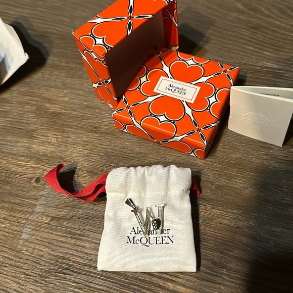 NEW in box Alexander McQueen Alphabet Skull Necklace Charm in Silver “Letter W” - Picture 1 of 3